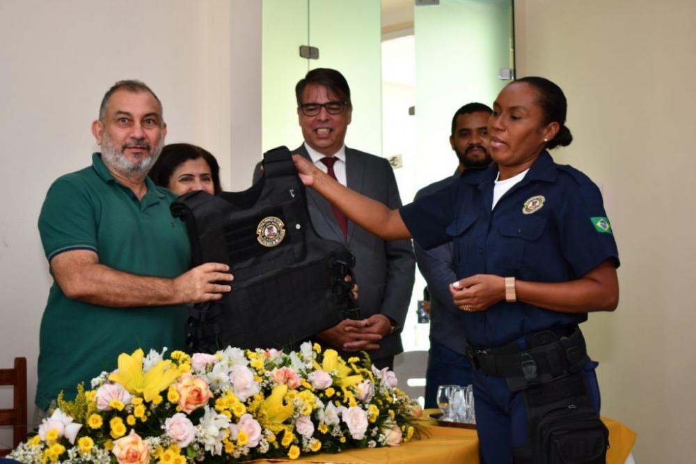 Prefeitura faz entrega de coletes balísticos para agentes da Guarda Municipal em Alagoinhas