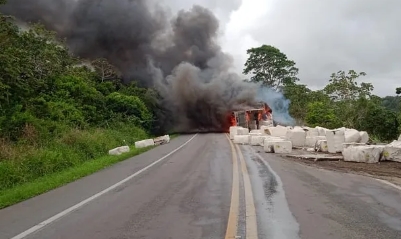 Veículo tomba, pega fogo e deixa BR-101 parcialmente interditada no Sul de Sergipe