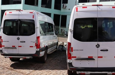 Prefeitura de Araçás realiza aquisição de duas novas vans 0km