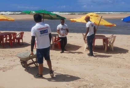 Fiscais da Secretaria de Turismo iniciam nova limpeza de fragmentos de óleo na costa da Barra do Itarirí em Conde