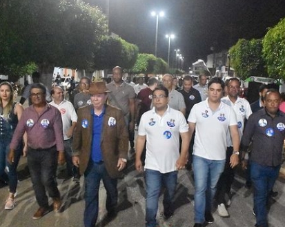 Prefeito Alex Freitas comemora recepção aos seus deputados pela população de Acajutiba