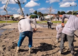 Prefeitura realiza aplicação de concreto especial no piso da quadra da praça Divina Pastora no município de Cardeal da Silva