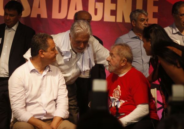 Wagner avisa a Lula que vai concorrer ao Governo da Bahia e Rui ao Senado, diz coluna
