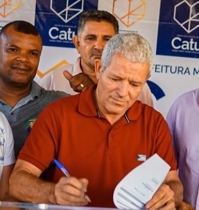 Prefeito Pequeno Sales assina ordens de serviços para novas obras no município de Catu
