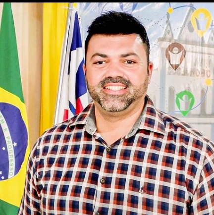 Prefeito Leandro Dantas comemora construção de nova praça no povoado da Umbaúba em Crisópolis