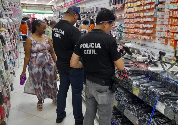 Operação policial apreende oito mil produtos falsificados para celulares