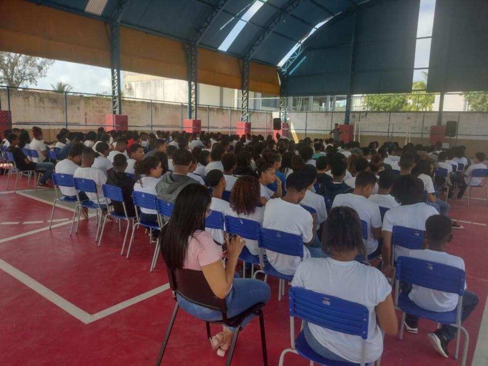 Alunos da escola Luís Eduardo Magalhães participam de palestras sobre ansiedade e dependência química em Mucuri