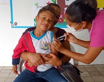 Creches e escolas públicas recebem vacinação contra a Poliomielite e Multivacinação em Cardeal da Silva