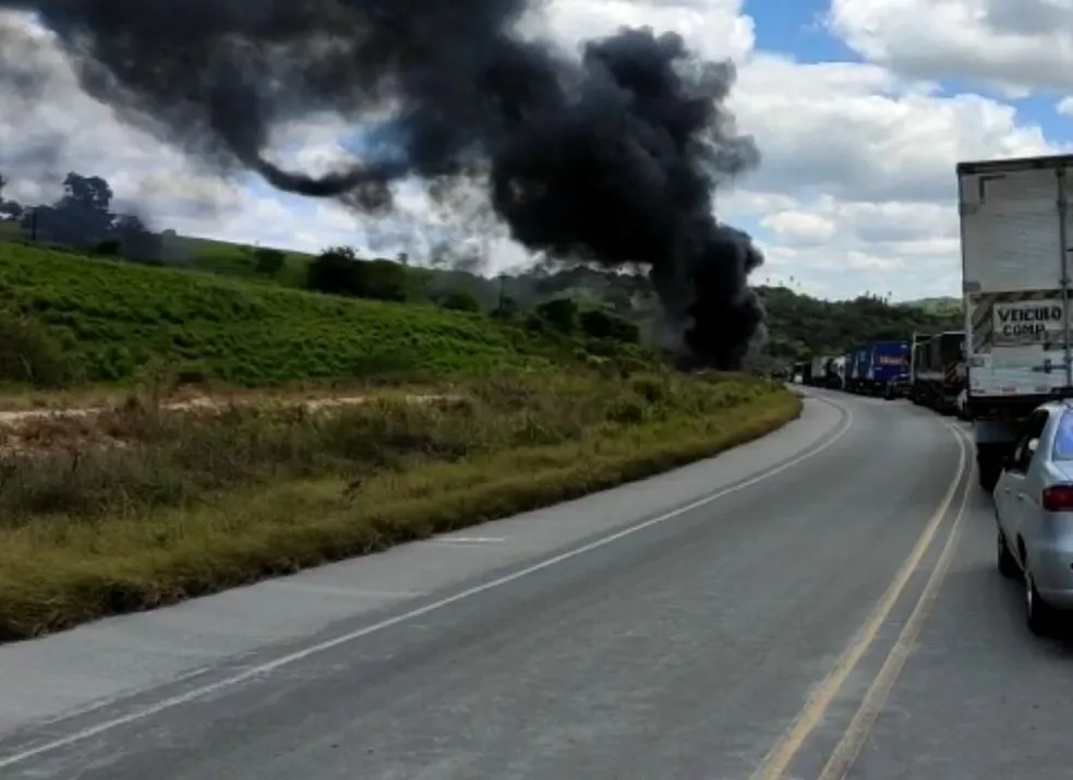 Carreta fica destruída após pegar fogo na BR-101, em trecho de Aramari