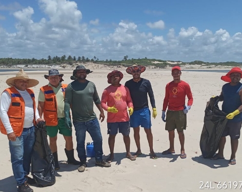 Governo de Conde realiza limpeza para remoção de manchas de óleo na Boca da Barra da Siribinha