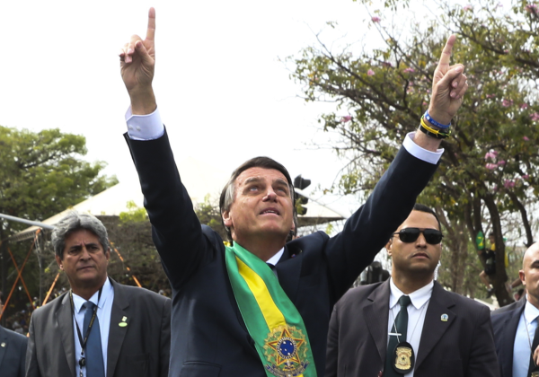 Votação de Bolsonaro melhora em cidades que mais recebem Auxílio Brasil
