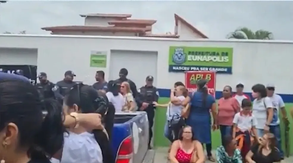 Em greve há seis meses, professores da Eunápolis fazem protesto na frente de gabinete de Prefeita