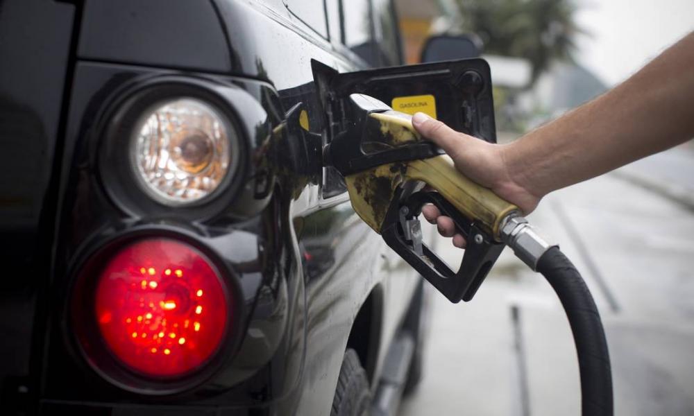 Preço da gasolina nos postos volta a subir após 15 semanas
