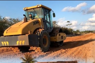 Obra de asfaltamento da Avenida que leva até o Balneário da Mineral avança em Cardeal da Silva