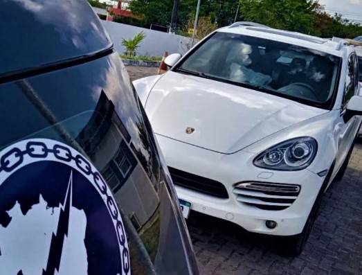 Mulher é detida por receptação enquanto dirigia carro de luxo em Alagoinhas