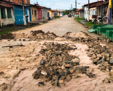 Prefeitura de Cardeal da Silva realiza serviço de requalificação de ruas do centro do município