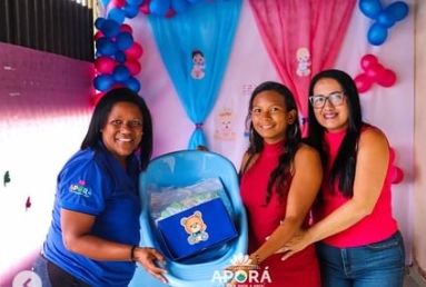 Prefeita Carine de Aporá promove mais uma entrega de kits natalidade completos a gestantes cadastradas na Assistência Social