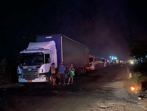 Caminhoneiros bloqueiam BR-101 nos dois sentidos em Sergipe