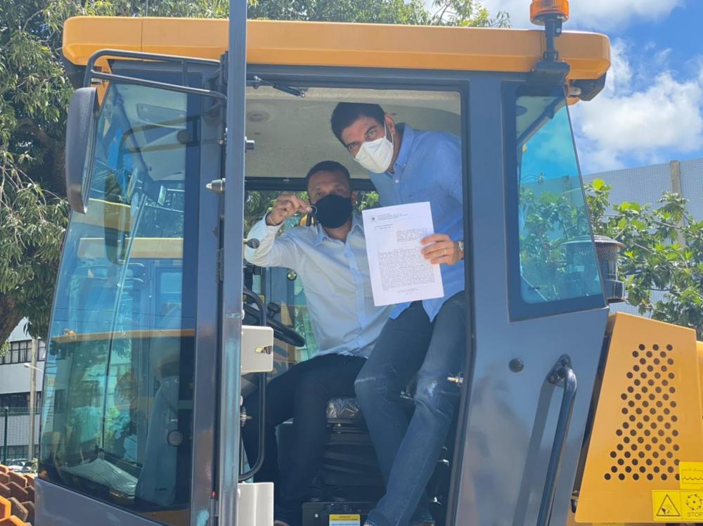 100 dias de gestão: Prefeitura de Cardeal da Silva adquire máquina para avançar nas obras de infraestrutura 