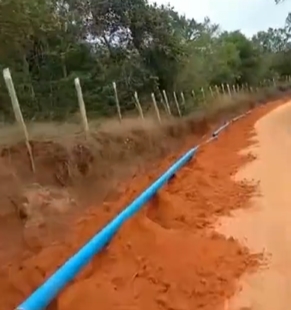 Prefeito Júnior Argôlo mostra vídeo de obra de rede de acesso a água potável sendo feita em Massarandupió