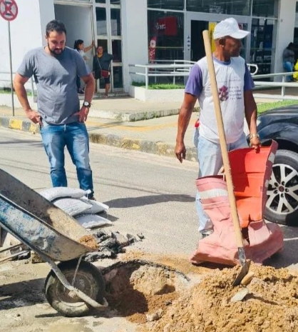 Governo Nena realiza colocação de asfalto e limpeza de ruas em Inhambupe