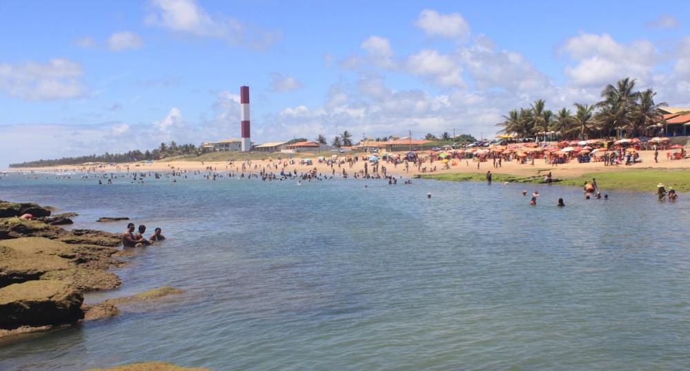Urgente: Manchas esverdeadas aparecem em praia de Subaúma, preocupa moradores e turistas e governo emite alerta