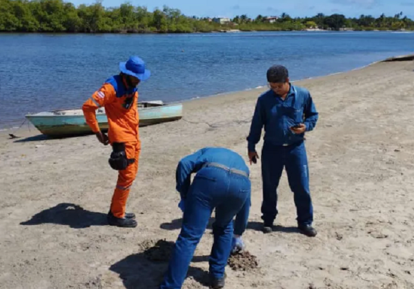 Prefeitura orienta população a evitar praias após aparecimento de substância com odor forte