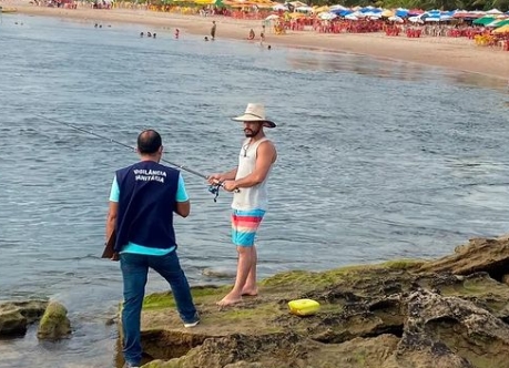 Equipes de Saúde e Bombeiros realizam alerta a moradores e turistas em Porto de Sauipe e Subaúma após aparecimento de substância esverdeada no mar