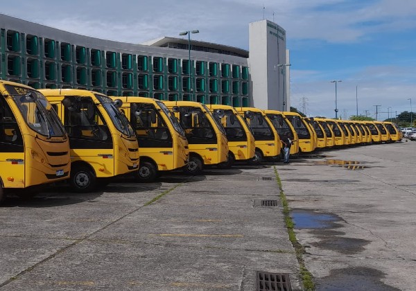 Vídeo: Prefeito Leandro Dantas comemora a chegada de mais um ônibus 0km para a Educação de Crisópolis