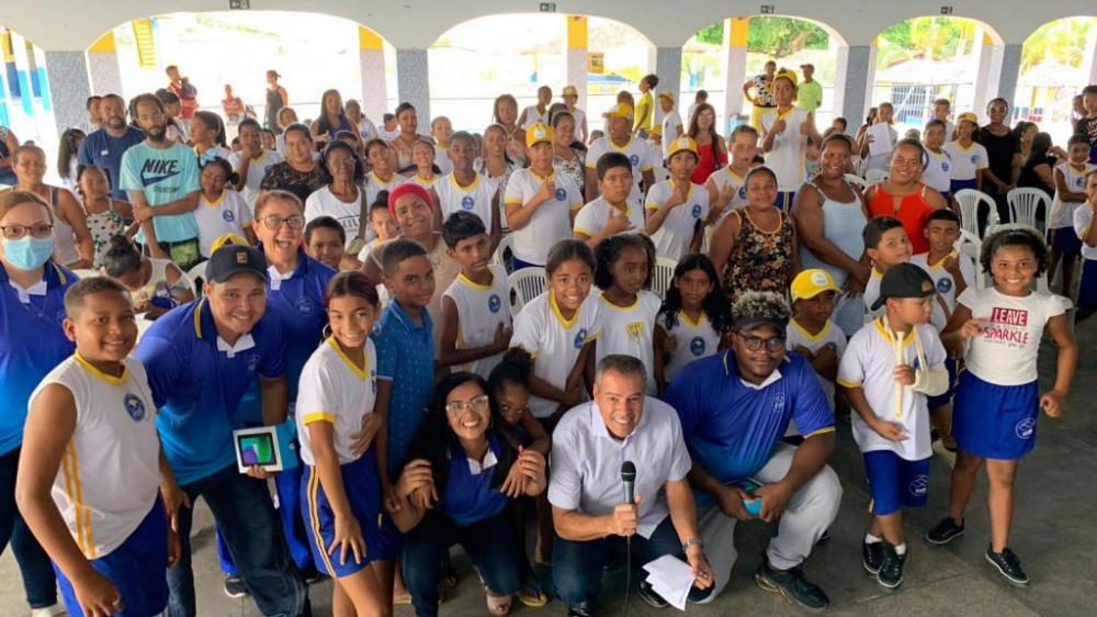 Alunos da rede pública de Alagoinhas recebem kits de higiene e esportes