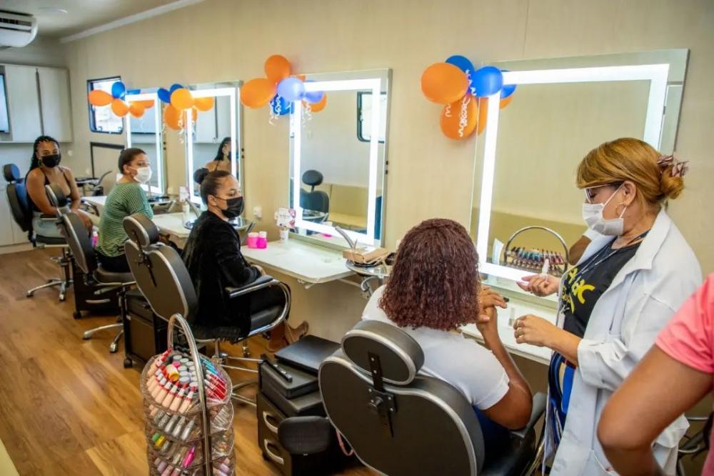 Carreta escola de Beleza do Senac inicia atividades com beneficiários do Auxílio Brasil em Madre de Deus