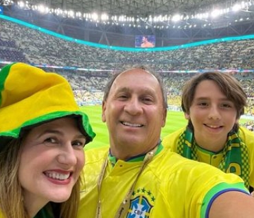Prefeito João Gualberto leva família para torcer para seleção brasileira no estádio do Qatar