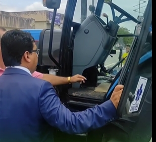 Para não passar em branco: Município de Acajutiba recebe trator como presente de 70 anos