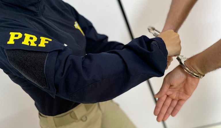 PRF cumpre mandado de prisão em Alagoinhas