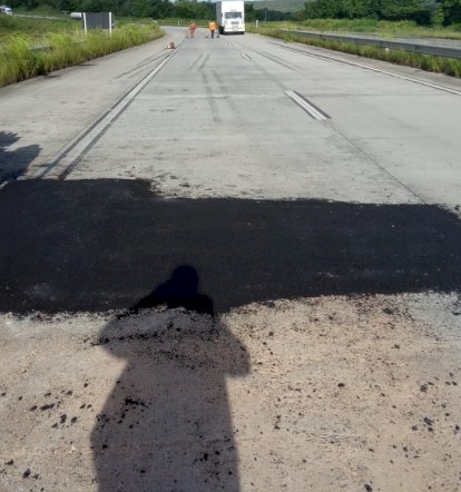 DNIT realiza manutenção em trecho com rachaduras na BR 101 entre Esplanada e Entre Rios