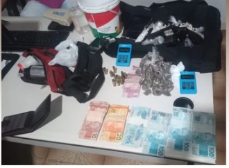 Policias Civis e Militares cumprem mais um mandato de prisão e apreendem arma, munições, colete e drogas em Aporá
