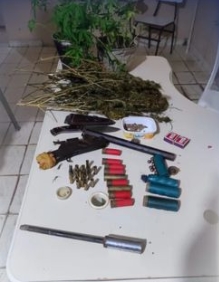 Guarnição do 5º pelotão aprende arma de fogo, arma branca, munições e drogas em Olindina 
