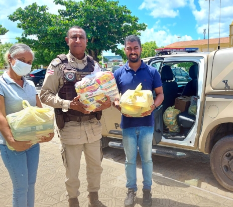 Comandante da PM de Cardeal da Silva faz entrega de cestas básicas para o município