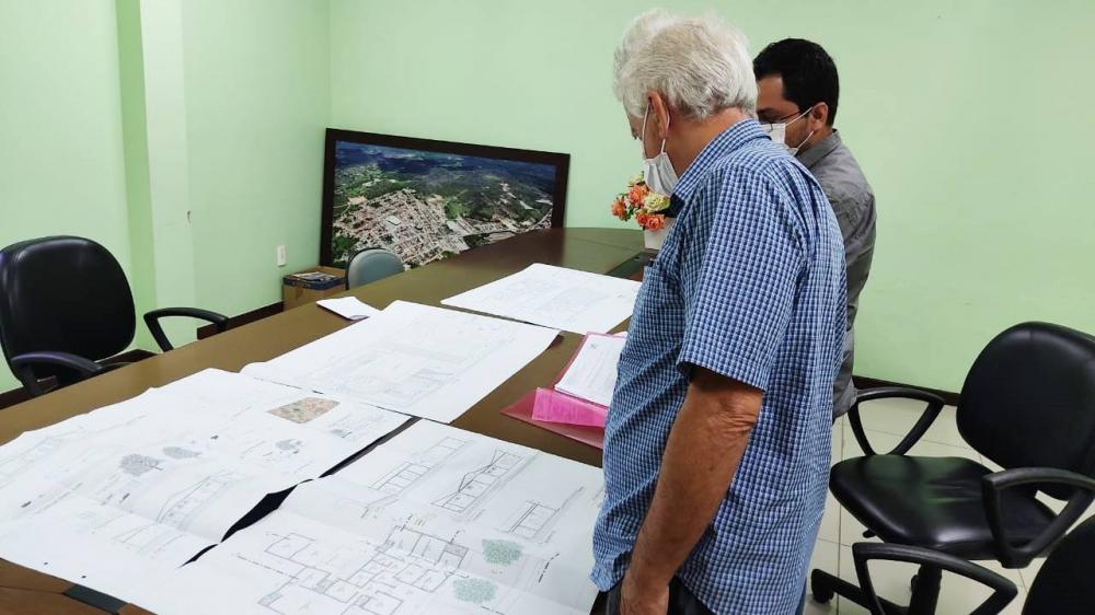 Prefeito Agamenon Coelho se reúne com engenheiro para avaliar projetos que serão executados pela Prefeitura de Araçás
