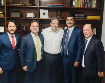 Prefeito Carroça de Rio Real vai a Brasília, participa de encontro com líderes políticos e mantem segredo de quais assuntos foram tratados