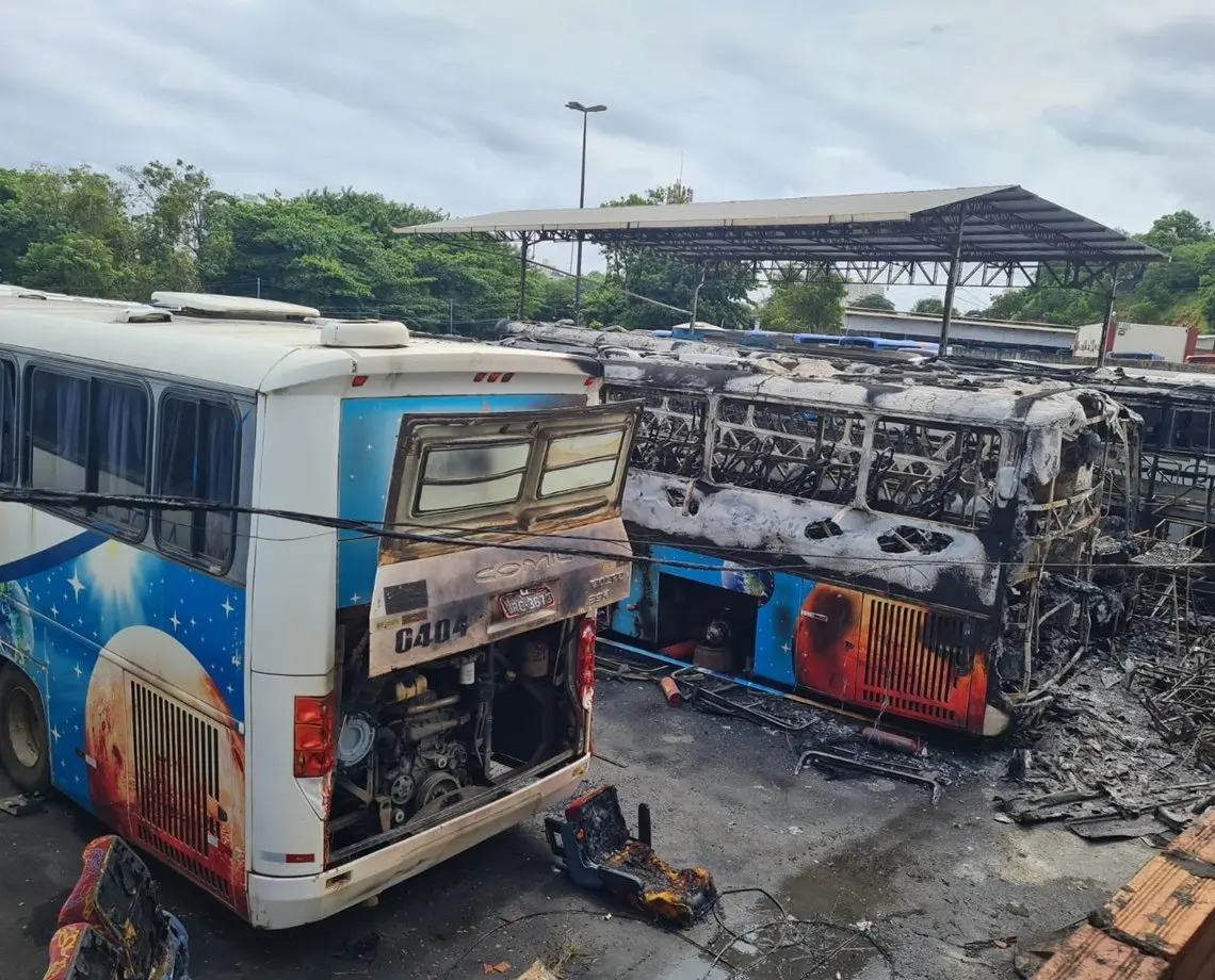 Ônibus da empresa Marte são atingidos por incêndio em garagem próxima a Rodoviária de Salvador