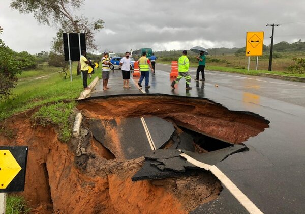 Trânsito é parcialmente interditado na Linha Verde após abertura de cratera na pista