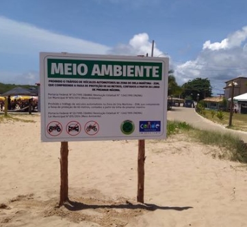 Secretaria de Turismo e Meio Ambiente realizam instalação de placas para coibir a poluição sonora e tráfego de veículos na faixa de areia de Conde