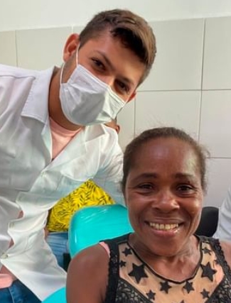 Secretária Camila Araújo autoriza entrega de mais próteses dentárias no PSF da Sede em Cardeal da Silva