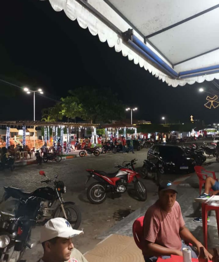 Decoração de fim de ano aumenta movimentação em Crisópolis e comerciantes agradecem