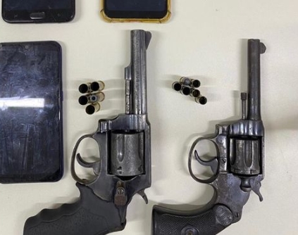 Policiais do Quarto Batalhão apreendem armas de fogo e recuperam veículo roubado em Alagoinhas