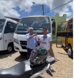 Prefeito Nena entrega três ônibus, uma moto e um caminhão baú para o município de Inhambupe