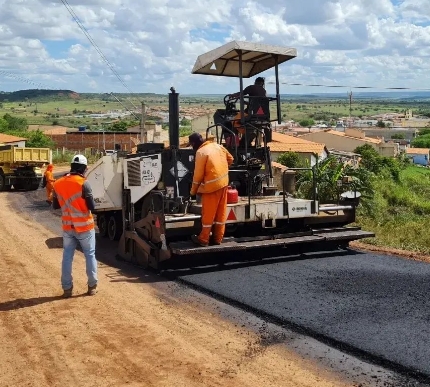 Pavimentação Asfáltica da Ladeira do Alto do Cruzeiro avança em Sátiro Dias