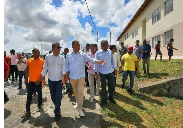 Jerônimo Rodrigues e ministro Rui Costa vistoriam residenciais do Minha Casa, Minha Vida