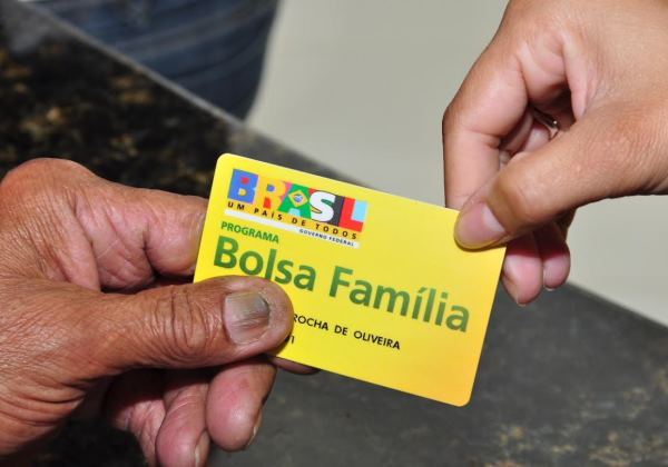 Governo anuncia Bolsa Família de R$ 600 com acréscimo de R$ 150 por criança de até 6 anos